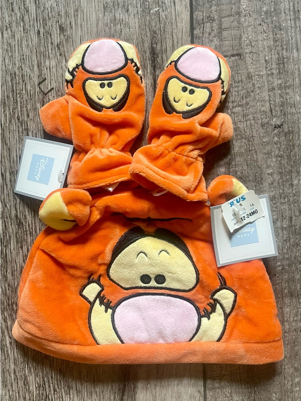 Disney (early 2000’s) Orange Tigger Plush Hat and Mittens Set (12-24 months)